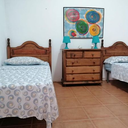 Habitacion En Un Bajo 2 Camas Individual Casa Compartida Abades  Kültér fotó
