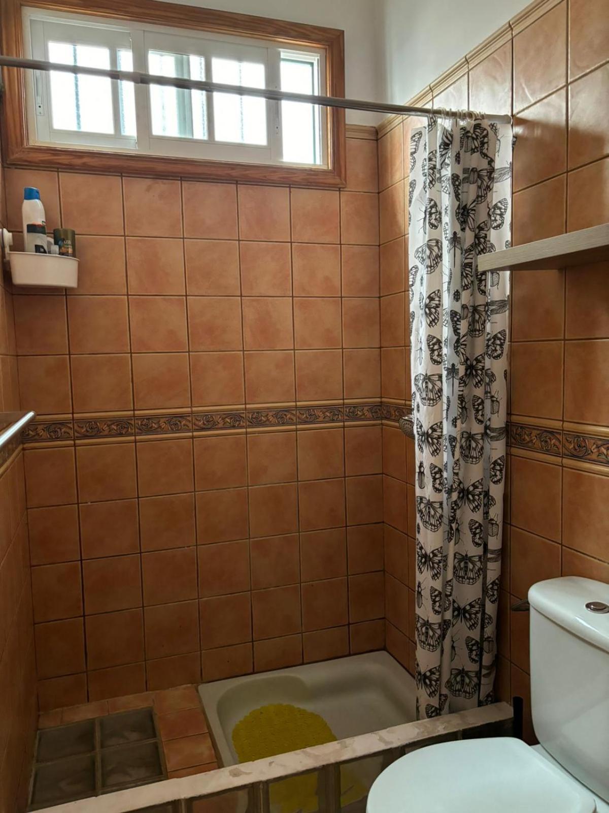Habitacion En Un Bajo 2 Camas Individual Casa Compartida Abades  Kültér fotó